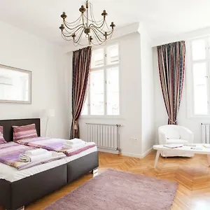 Chic & Charm Apartment